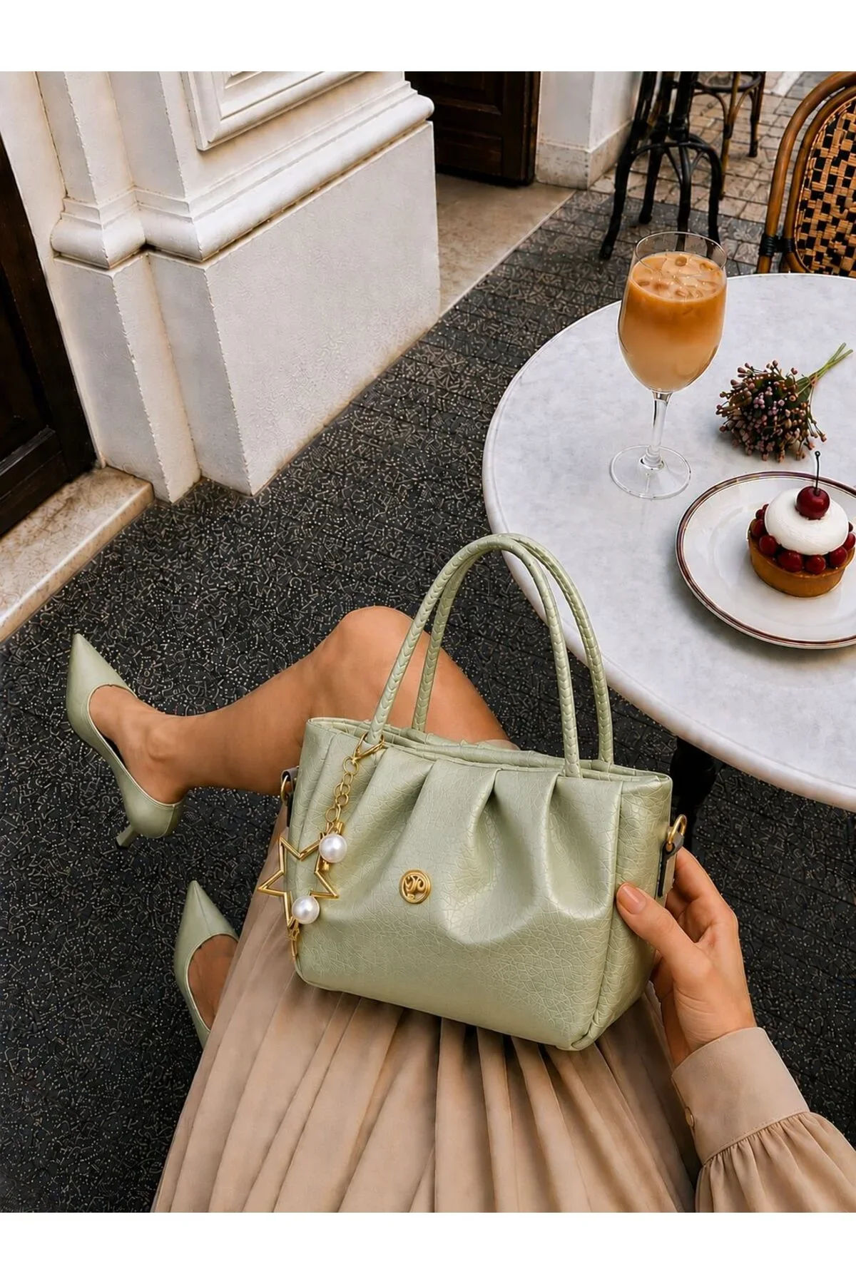 CHARM DETAYLI EL ÇANTASI ÖLÇÜ UZUNLUK 18 CM EN 28 CM GENİŞLİK 8