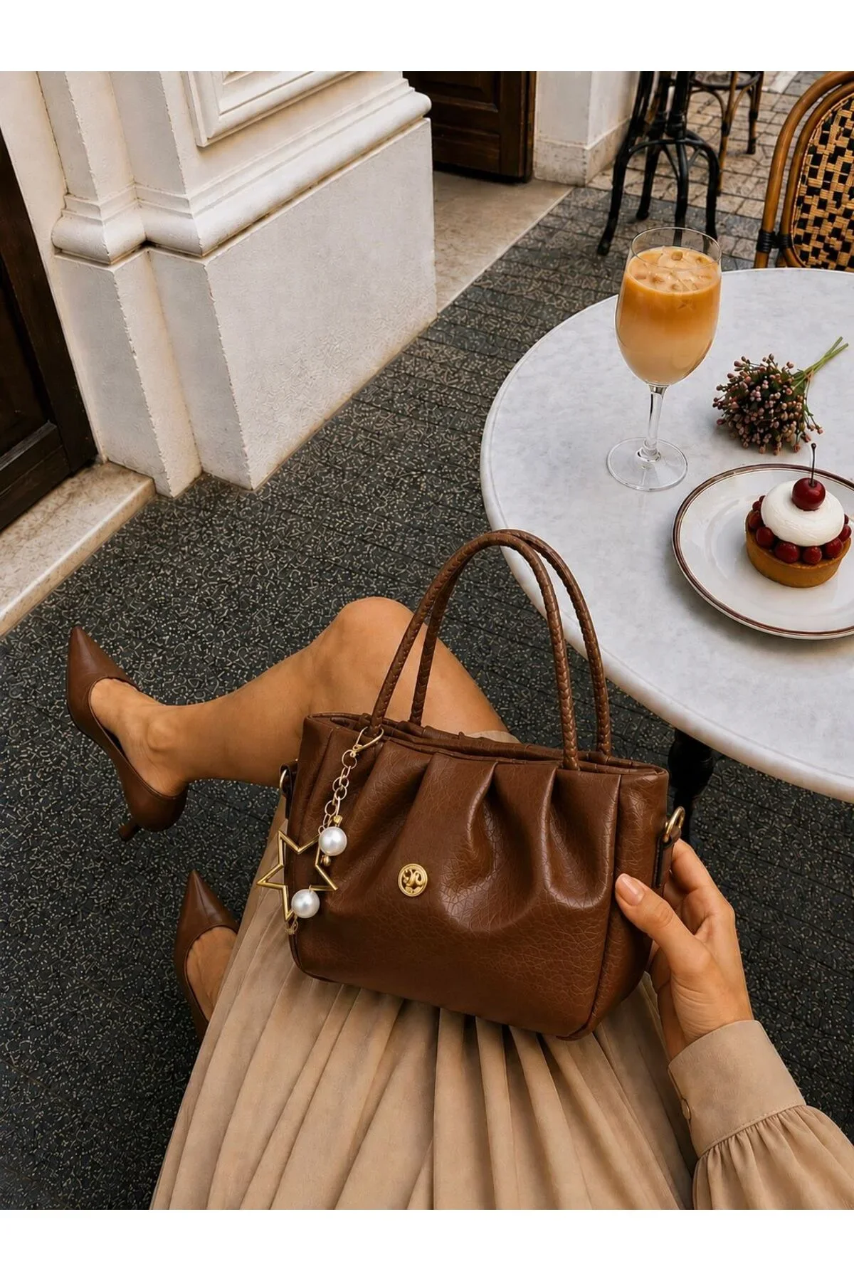 CHARM DETAYLI EL ÇANTASI ÖLÇÜ UZUNLUK 18 CM EN 28 CM GENİŞLİK 8